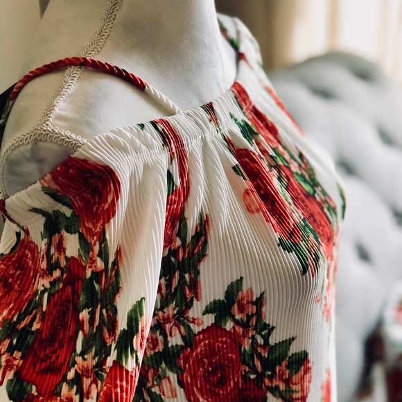 🆕 FLORAL COLD SHOULDER TOP - Picture 2 of 5